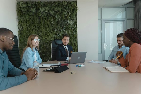 Welche Rolle spielt die Fast Fashion in der Frauenmode?